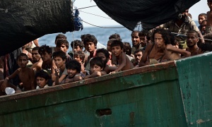 Rohingya-migrants-sit-on--009